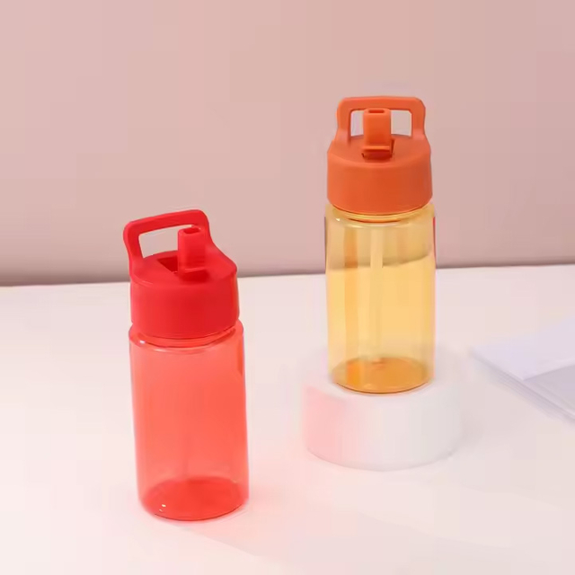 Factory Portable Handle Straw Plastic Beverage Bottle 450ml Children Outdoor Back to School Water Cup
