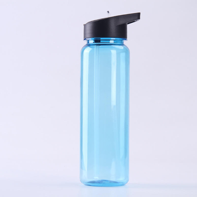 Wholesale 24oz Colored Clear Sustainable Large Capacity Portable Sport Water Tumbler Plastic Water Bottles with Jugs and Hooks