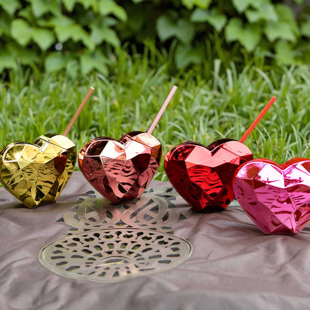 600ml Heart Shaped Picnic High Value Water Cup Girls Outdoor Portable Bottle with Straw and Lid