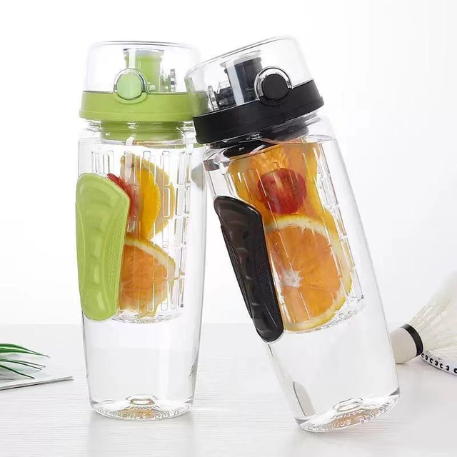 A Customized logo 32oz Sport Plastic Water Bottle Without BPA Free with a Fruit Filter