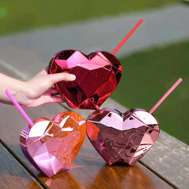 600ml Heart Shaped Picnic High Value Water Cup Girls Outdoor Portable Bottle with Straw and Lid