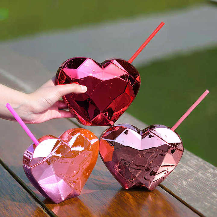 600ml Heart Shaped Picnic High Value Water Cup Girls Outdoor Portable Bottle with Straw and Lid