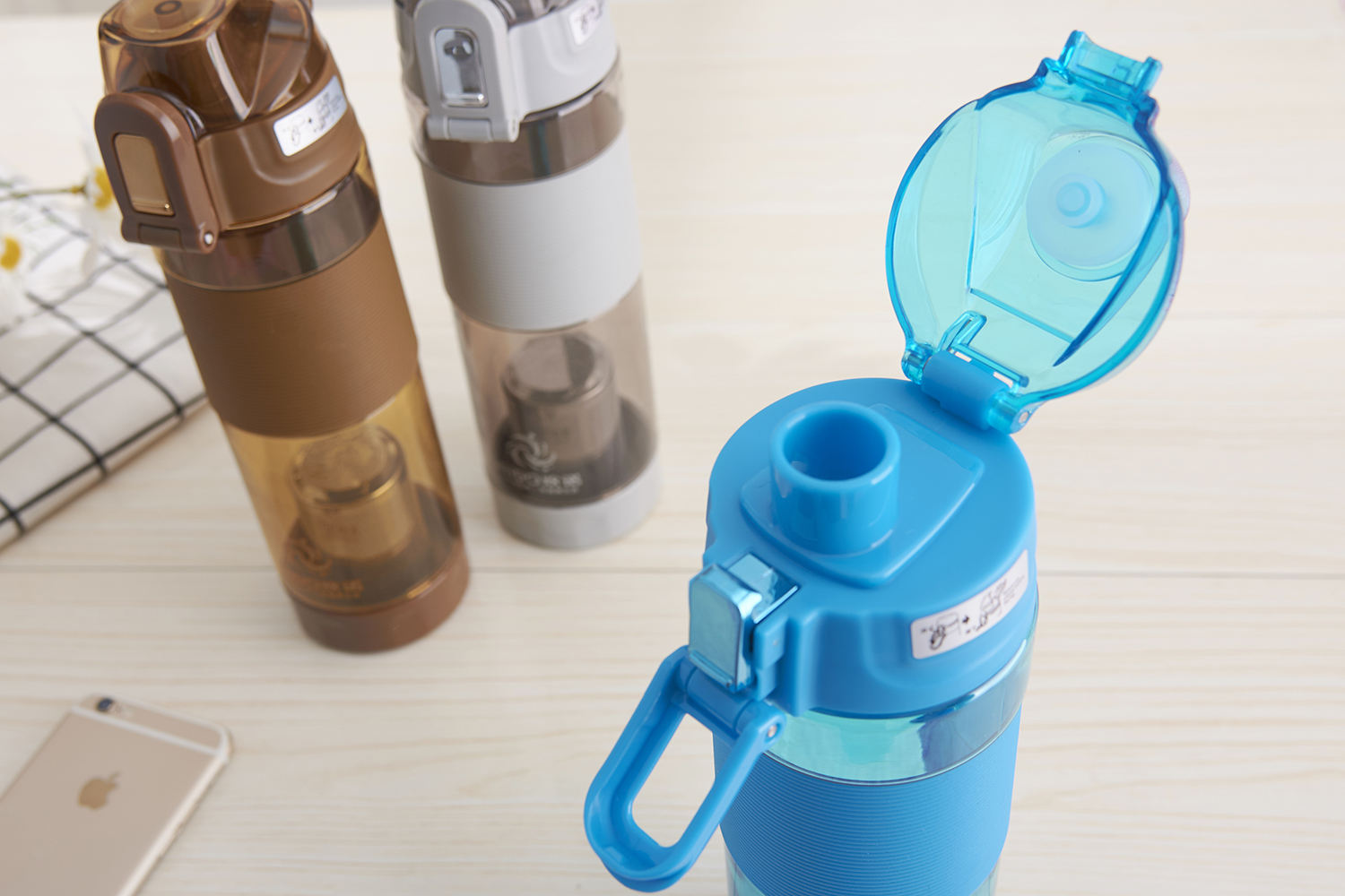 650 ml Filtered Water Bottle Plastic Water with Silicone Sleeve Grip