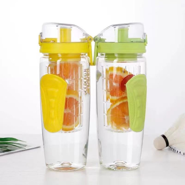 A Customized logo 32oz Sport Plastic Water Bottle Without BPA Free with a Fruit Filter