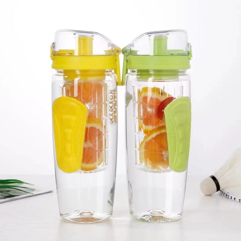 A Customized logo 32oz Sport Plastic Water Bottle Without BPA Free with a Fruit Filter